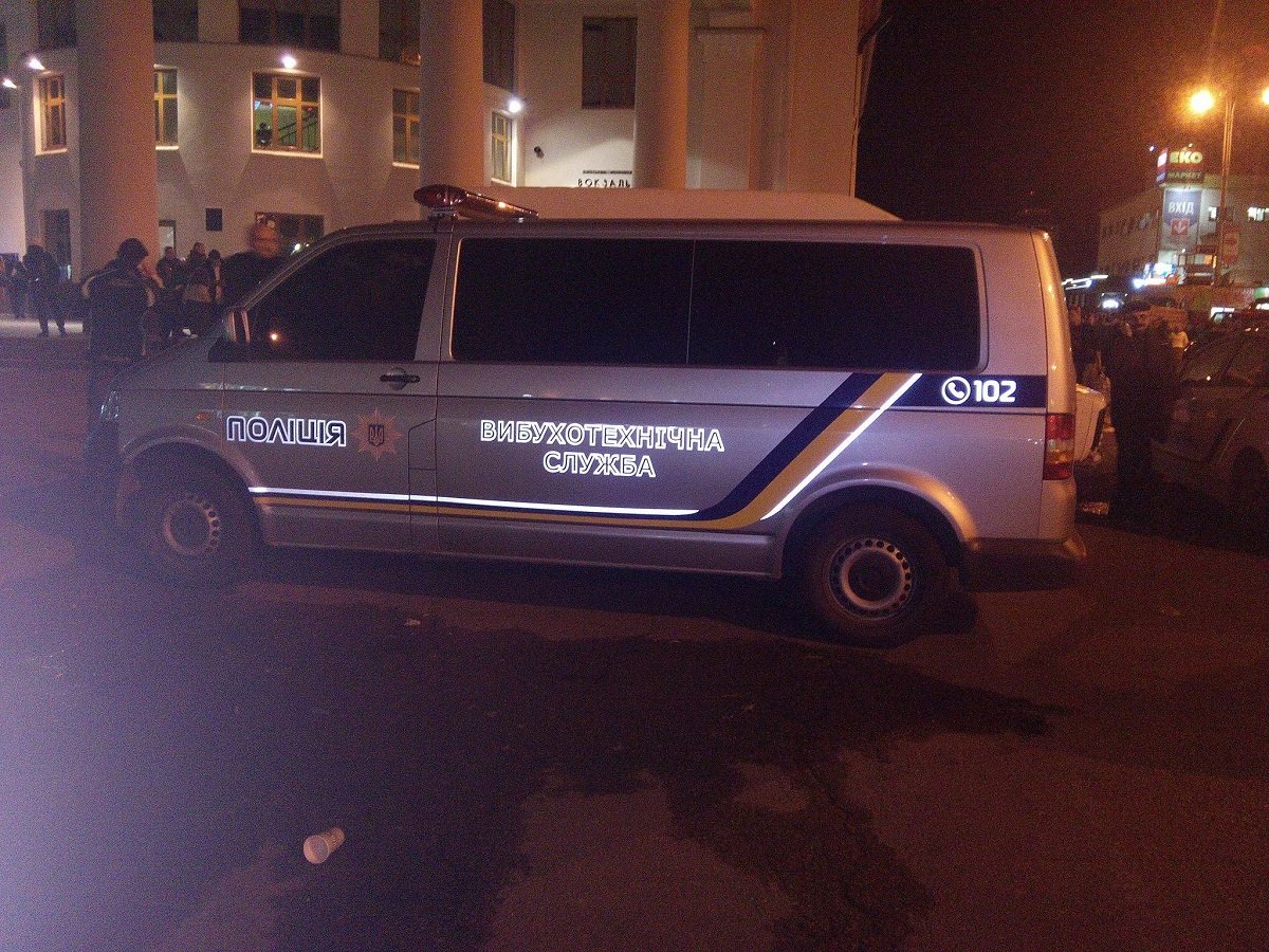 На месте работали взрывотехники