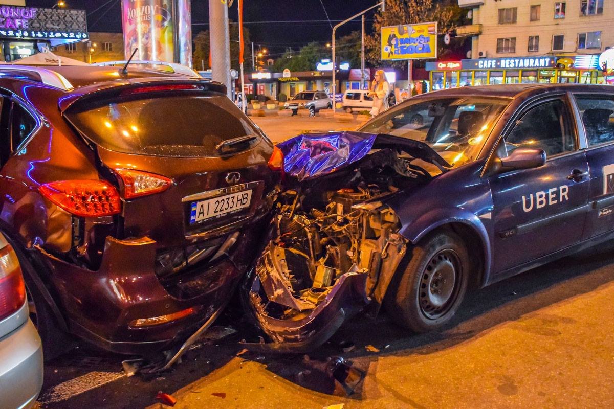 Водитель Uber влетел в Infiniti