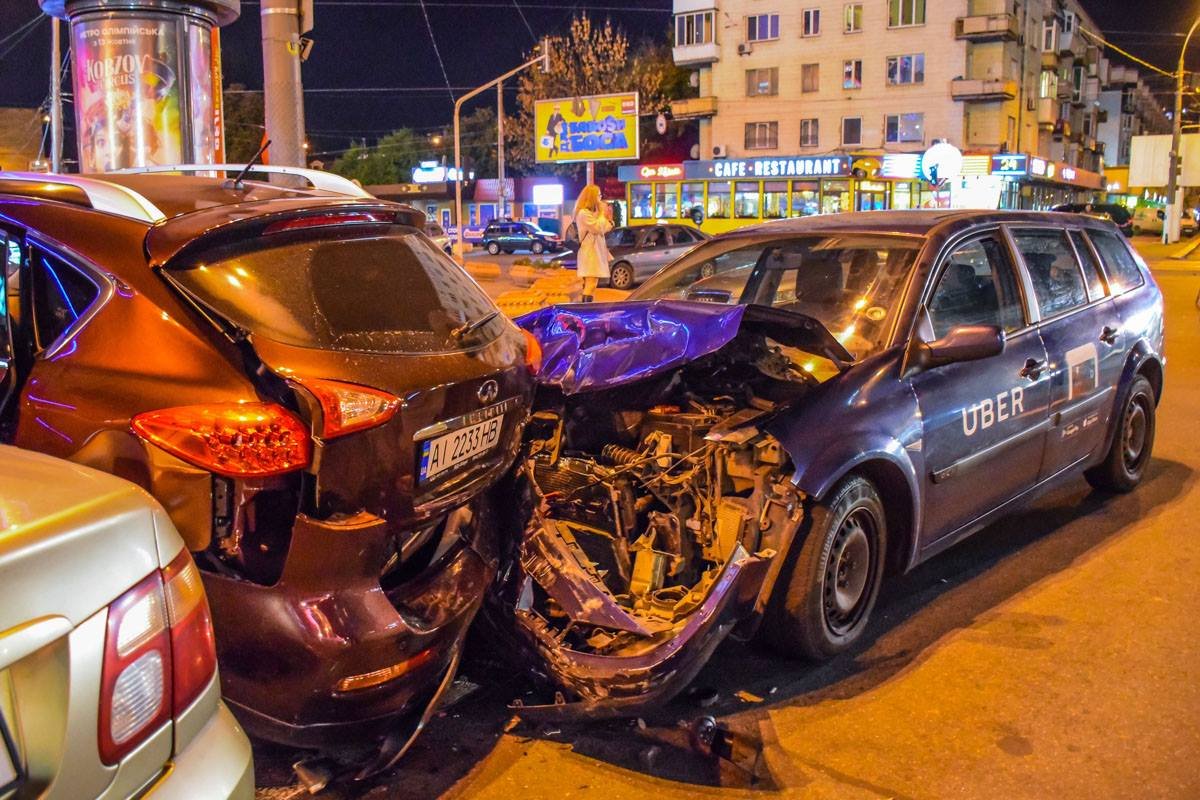 Nissan повредило заднее правое крыло