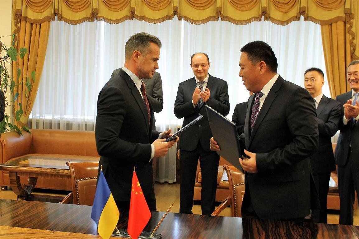 Главы "Укравтодора" и китайской компании заключили контракт. Фото: Мининфраструктуры