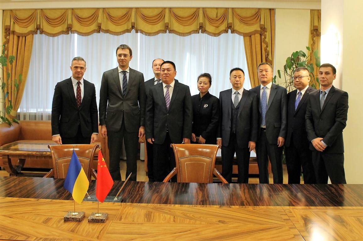 При подписании контракта присутствовал Министр инфраструктуры Украины Владимир Омелян (второй слева). Фото: Мининфраструктуры