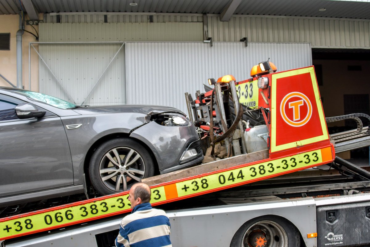 Иномарка сбила 33-летнюю женщину около торгового центра