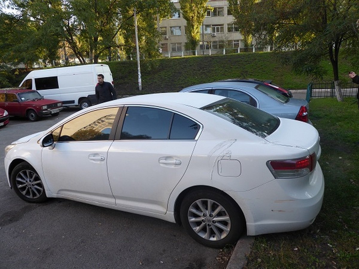 У автомобилей повреждено лакокрасочное покрытие