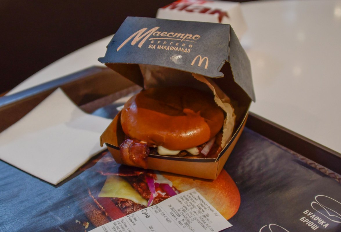 В состав бургера Биф&Чеддер входит: сладкая булочка бриошь, выдержанный сыр чеддер, два бифштекса и бекон на гриле