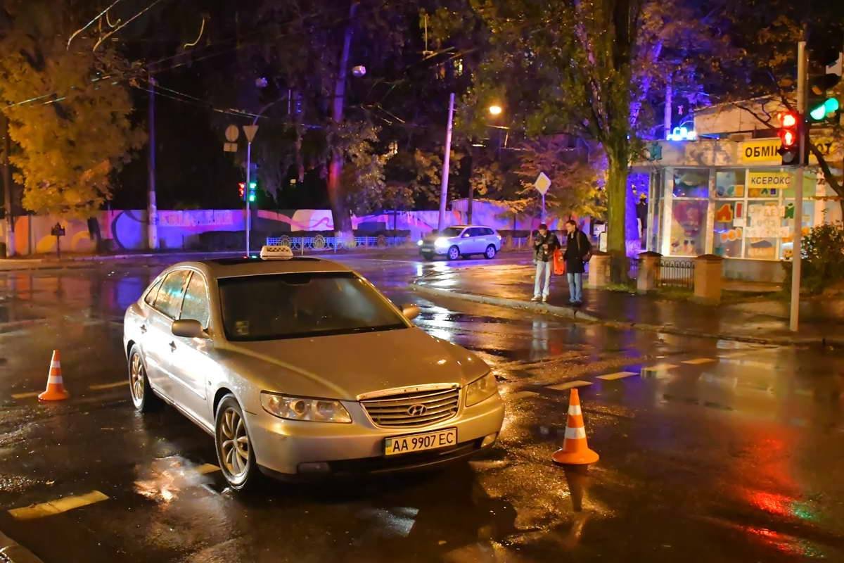 Водитель, сбивший женщину, остался дожидаться приезда полиции