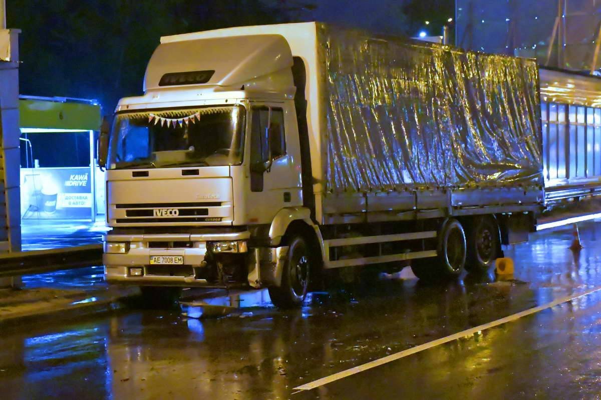 Фура, ехавшая позади легковушек, не смогла затормозить вовремя, в результате чего и произошло столкновение.