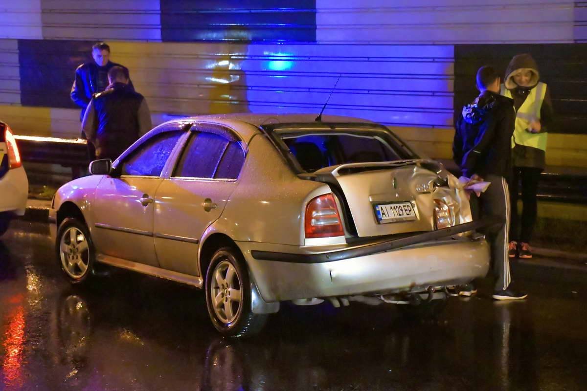 На месте ДТП осталось только два автомобиля, столкнувшихся на дороге