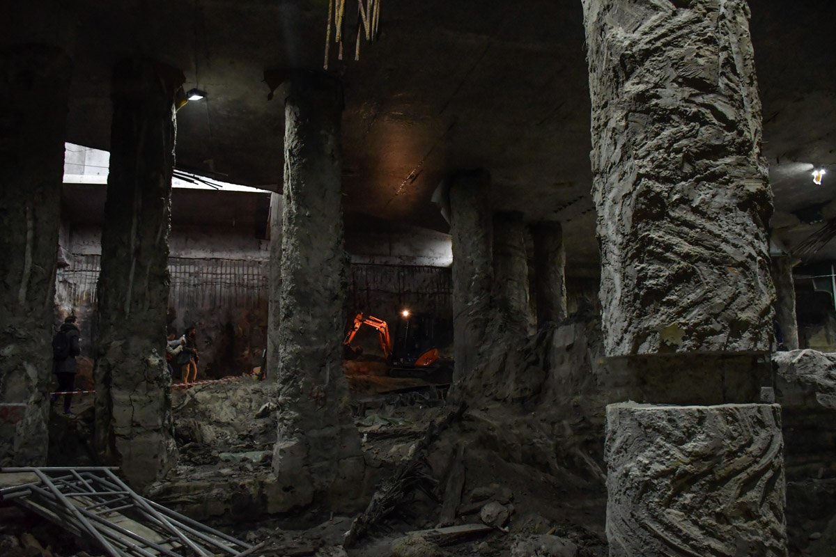 В опорных колоннах уже сделали прорези для плиты