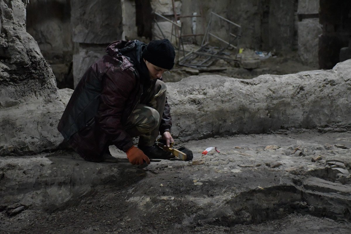 Археологи нашли украшения и фруктовые косточки тысячелетний давности