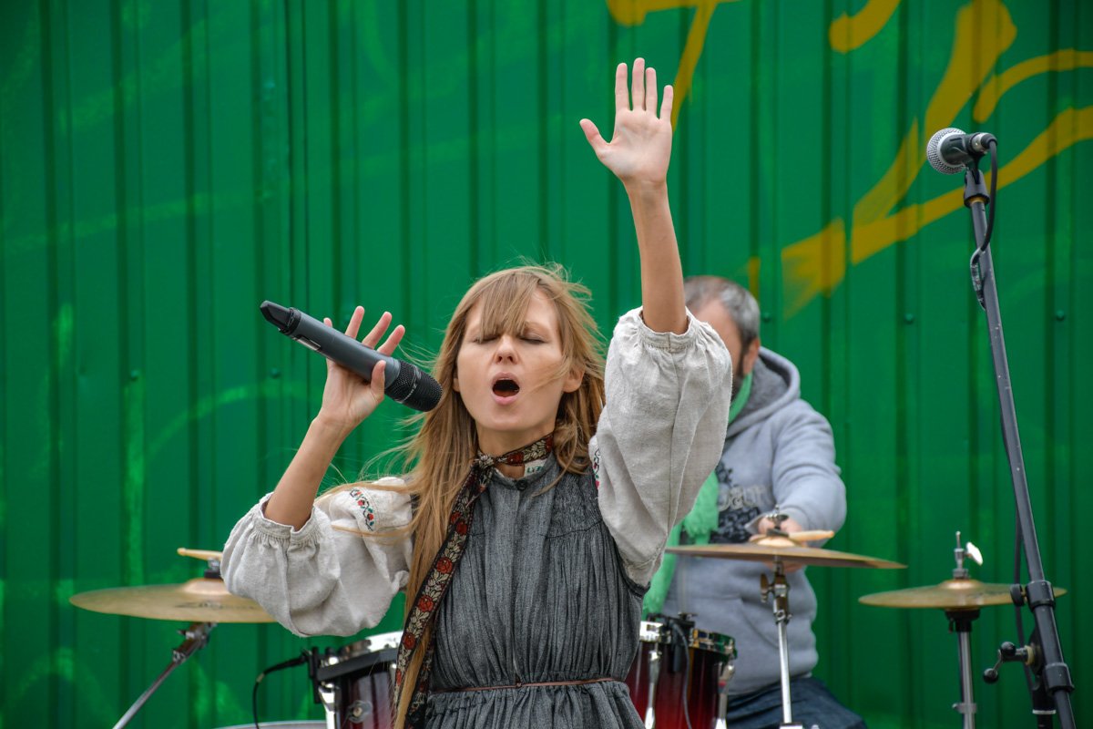 Катя Чили выступила возле церкви Рождества Христова