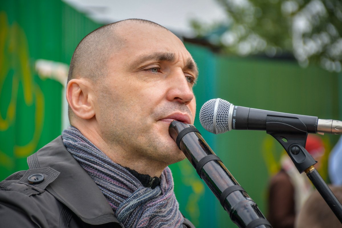 Певица выступила с живой музыкой