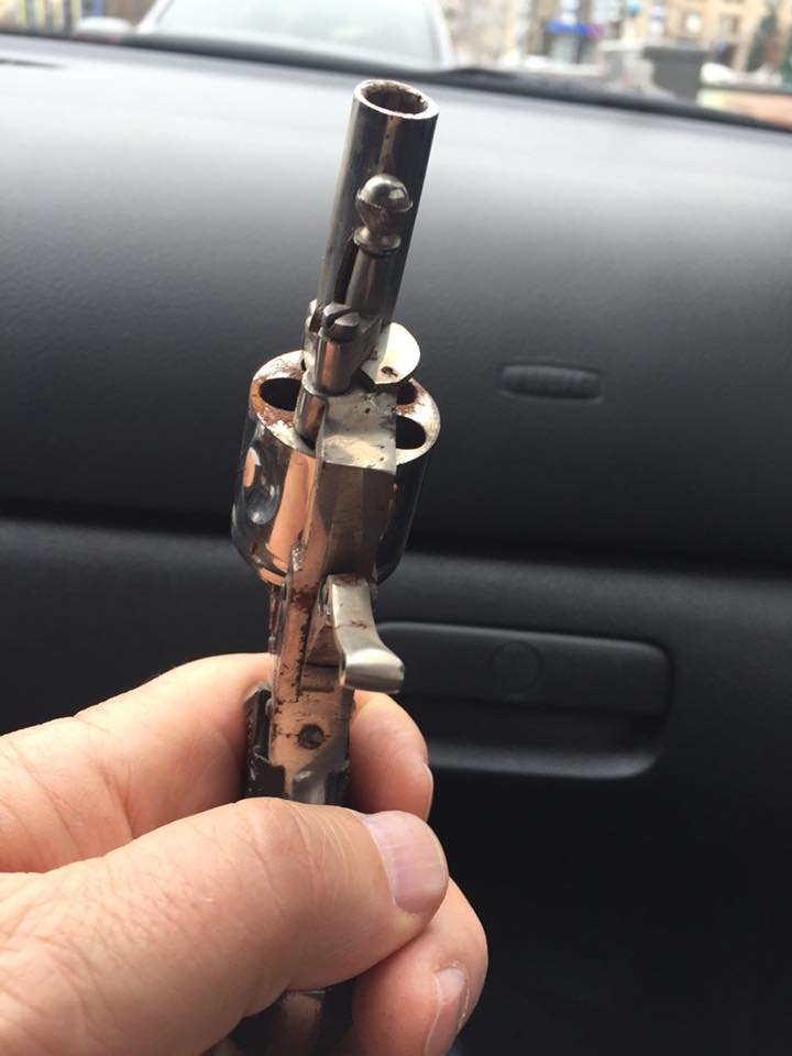 В барабане револьвера нет одного патрона. Фото: Михайло Апостол/Facebook