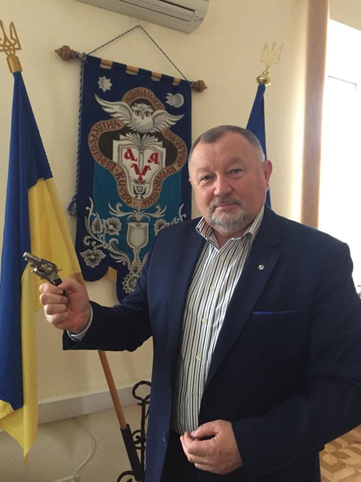 Апостол с находкой. Фото: Михайло Апостол/Facebook