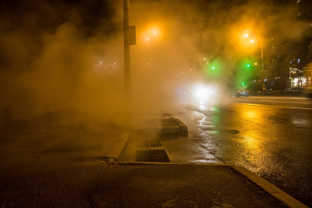 Прорыв трубы может быть связан с началом отопительного сезона в Соломенском районе