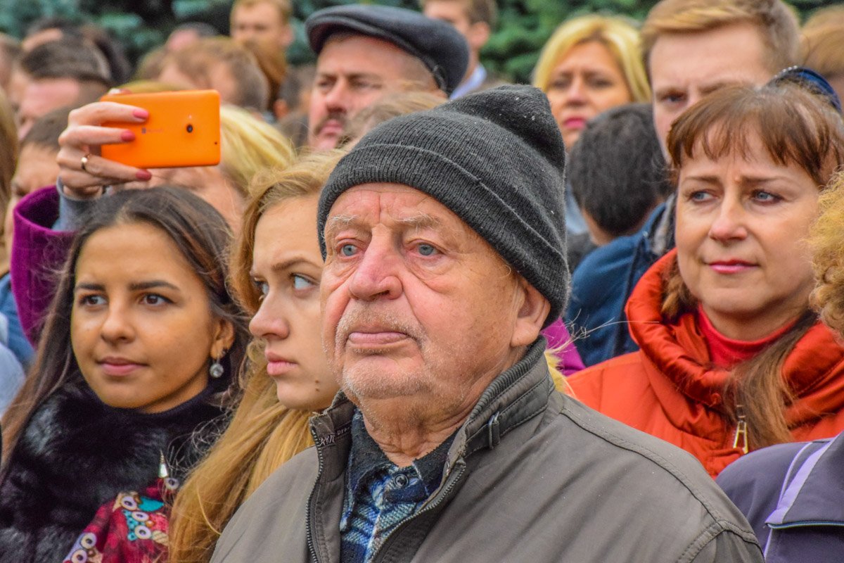 На вручение лицеистам удостоверений пришли их родственники