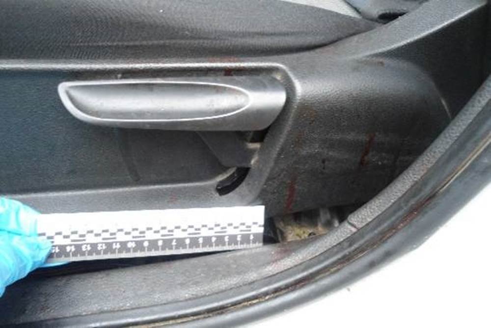 Следы крови в салоне автомобиля