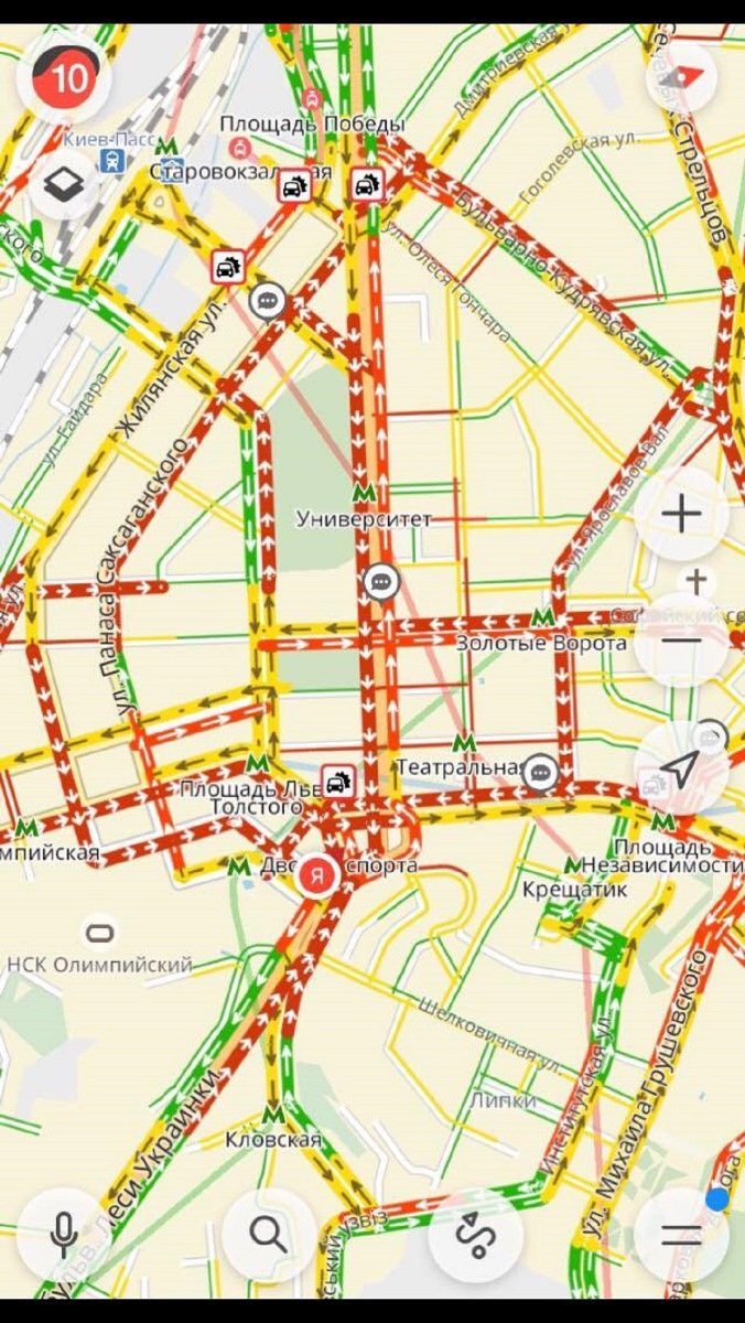 Практически весь центр города замер