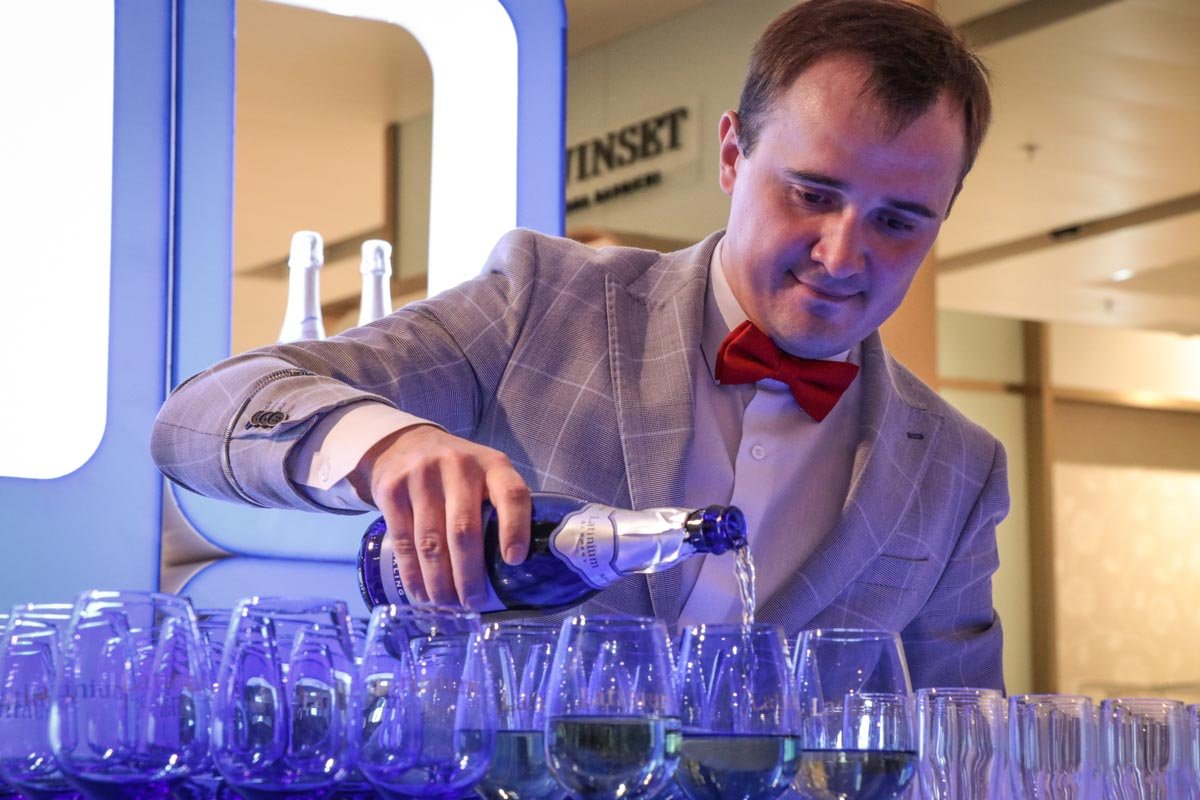 Гостей угощали бесплатным шампанским