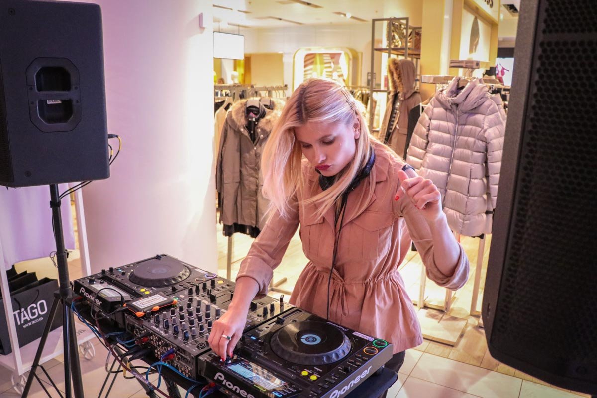 Также разыгрывались подарки для участников конкурса