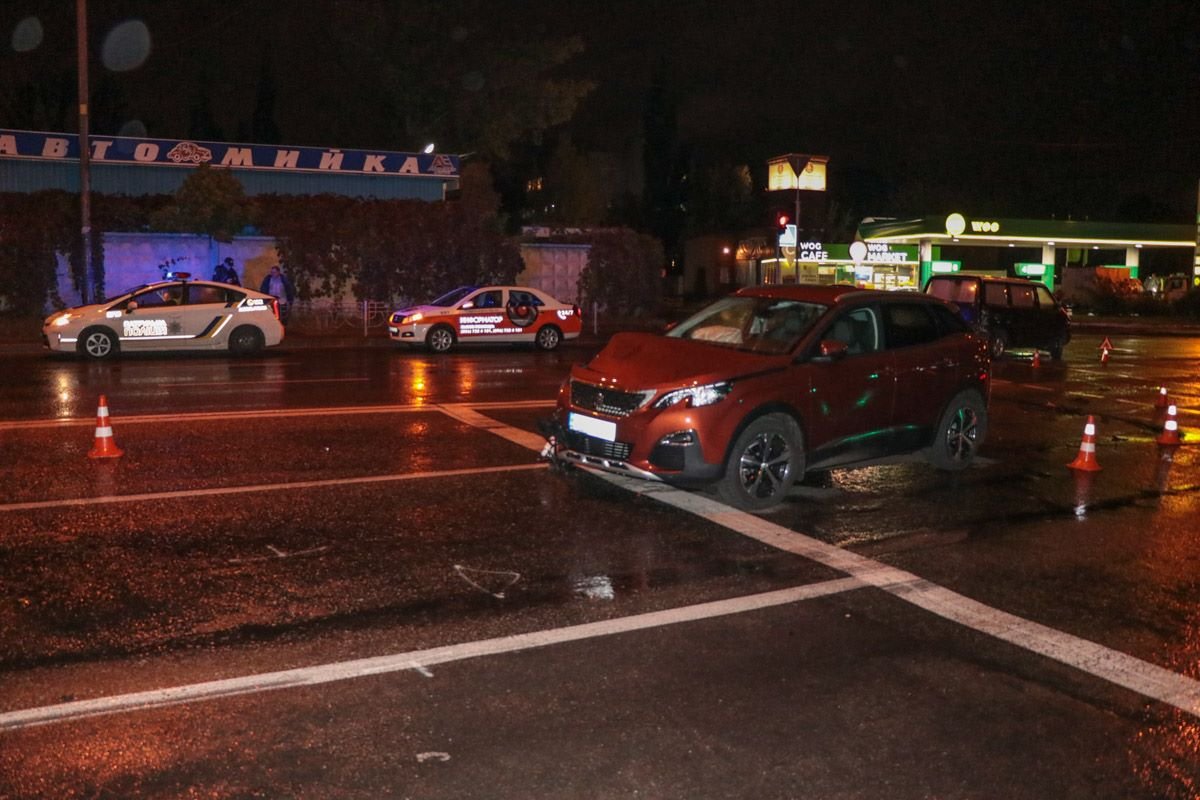 От удара Peugeot выбросило "на встречку" width="1200" height="800"><figcaption> От удара Peugeot выбросило "на встречку"</figcaption></figure></p><p><figure class="image"><img class="wp-image-57920 size-full" src="https://cdn.informator.ua/@dp/media/kiev/2023/10/12/65279ea388253.jpg" alt="В машине сработала подушка безопасности" width="1200" height="800"><figcaption> В машине сработала подушка безопасности</figcaption></figure></p><p><figure class="image"><img class="wp-image-57921 size-full" src="https://cdn.informator.ua/@dp/media/kiev/2023/10/12/65279ea3df337.jpg" alt="Фото: Андрей Райский" width="1200" height="800"><figcaption> Фото: Андрей Райский</figcaption></figure></p><p><figure class="image"><img class="wp-image-57922 size-full" src="https://cdn.informator.ua/@dp/media/kiev/2023/10/12/65279ea448d71.jpg" alt="У иномарки повреждена передняя часть" width="1200" height="800"><figcaption> У иномарки повреждена передняя часть</figcaption></figure></p><p><figure class="image"><img class="wp-image-57923 size-full" src="https://cdn.informator.ua/@dp/media/kiev/2023/10/12/65279ea49c81a.jpg" alt="Фото: Андрей Райский" width="1200" height="800"><figcaption> Фото: Андрей Райский</figcaption></figure></p><p><figure class="image"><img class="wp-image-57924 size-full" src="https://cdn.informator.ua/@dp/media/kiev/2023/10/12/65279ea4f0fd4.jpg" alt="В аварии никто не пострадал" width="1200" height="800"><figcaption> В аварии никто не пострадал</figcaption></figure></p><p><figure class="image"><img class="wp-image-57925 size-full" src="https://cdn.informator.ua/@dp/media/kiev/2023/10/12/65279ea54697b.jpg" alt="На месте работала патрульная полиция" width="1200" height="800"><figcaption> На месте работала патрульная полиция</figcaption></figure></p><p><figure class="image"><img class="wp-image-57926 size-full" src="https://cdn.informator.ua/@dp/media/kiev/2023/10/12/65279ea59927e.jpg" alt="Движение на участке дороги не затруднено" width="1200" height="800"><figcaption> Движение на участке дороги не затруднено</figcaption></figure></p><p>Напомним, ранее мы сообщали о том, что в Киеве <a href="https://kiev.informator.ua/2017/10/13/v-kieve-gazel-upala-kopytami-vverh/">перевернулась «Газель»</a>.</p><p></p><p style="text-align: right;"><strong>Оксана Юрченко</strong></p><p></p><p style="text-align: right;"><strong>Фото: Андрей Райский </strong></p><p></p><h3 class="r"></h3></body></html>