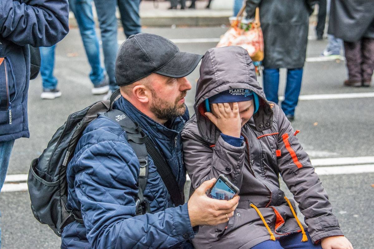 Мужчина пришел на концерт с сыном