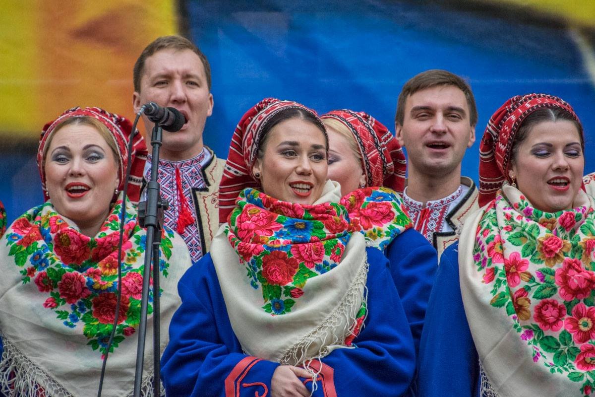 Коллектив поет украинские народные песни