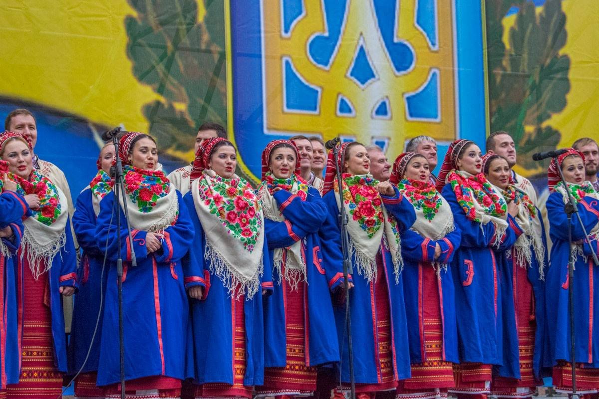 Девушки, одетые в украинскую народную одежду