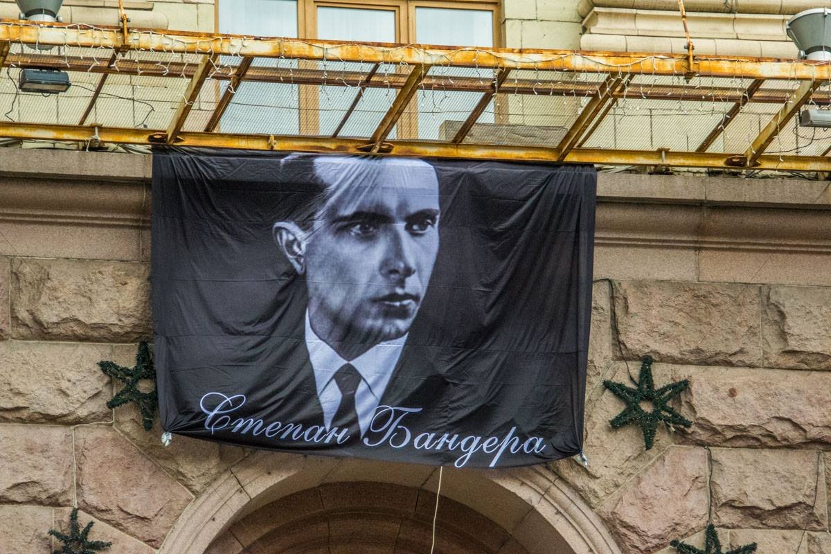 Портрет Бандеры на здании КГГА 