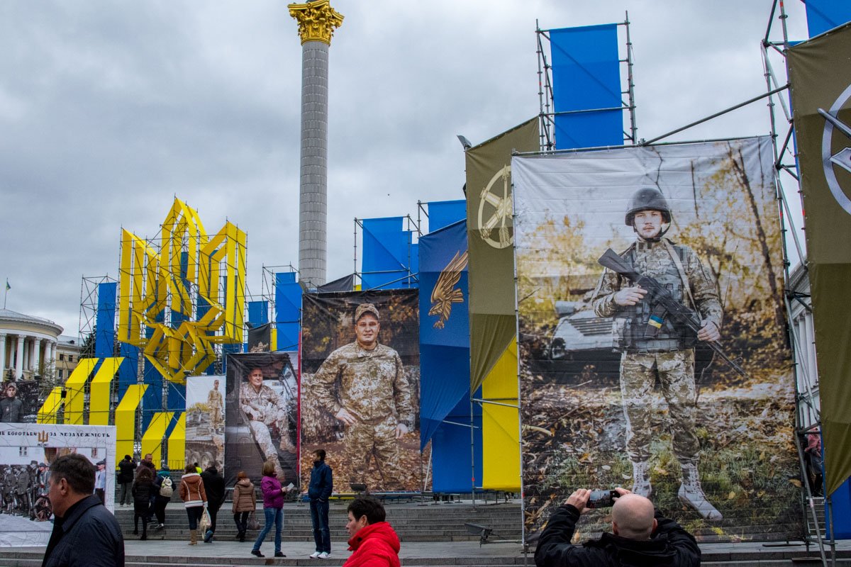 На Майдане Независимости выставка фотография бойцов АТО 