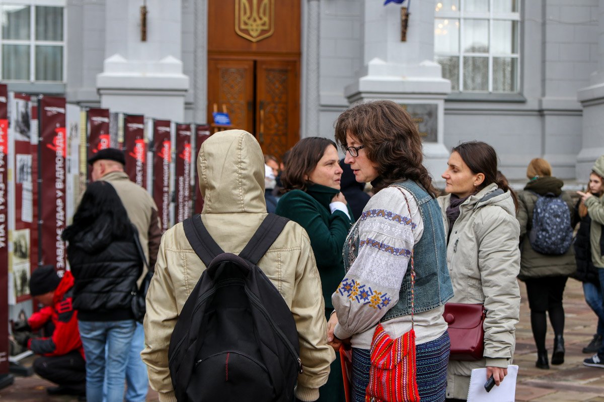 Женщина одета в национальную одежду Украины