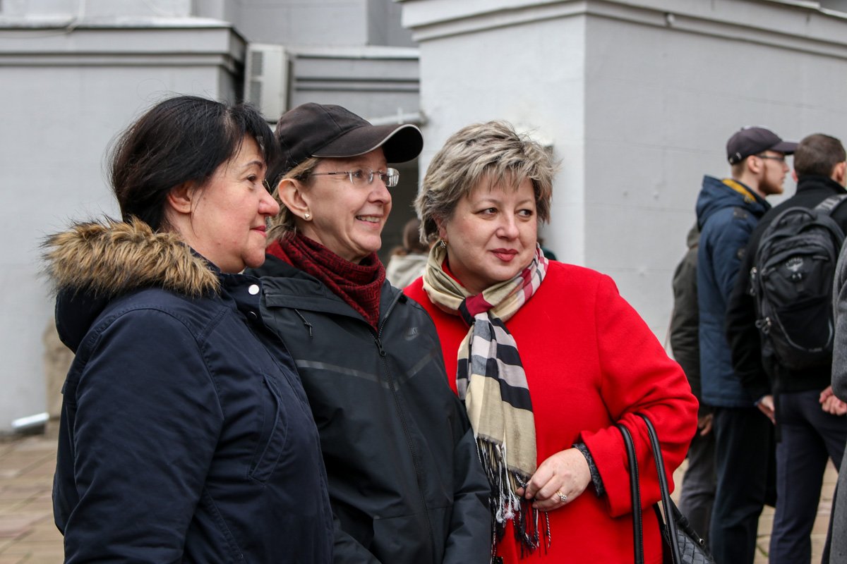 Посетители выставки фотографируются с министром