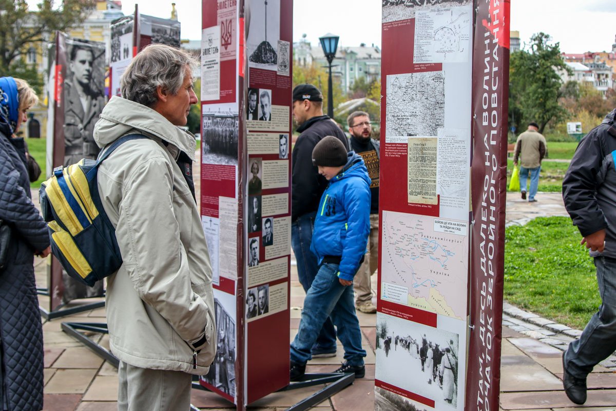 Посетители смотрят стенды с историей УПА