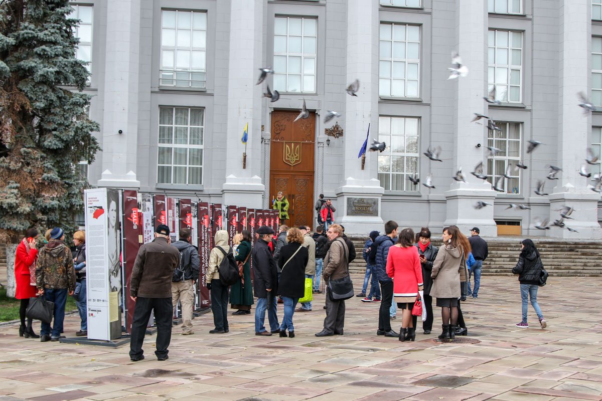 Люди пришли на открытие выставки