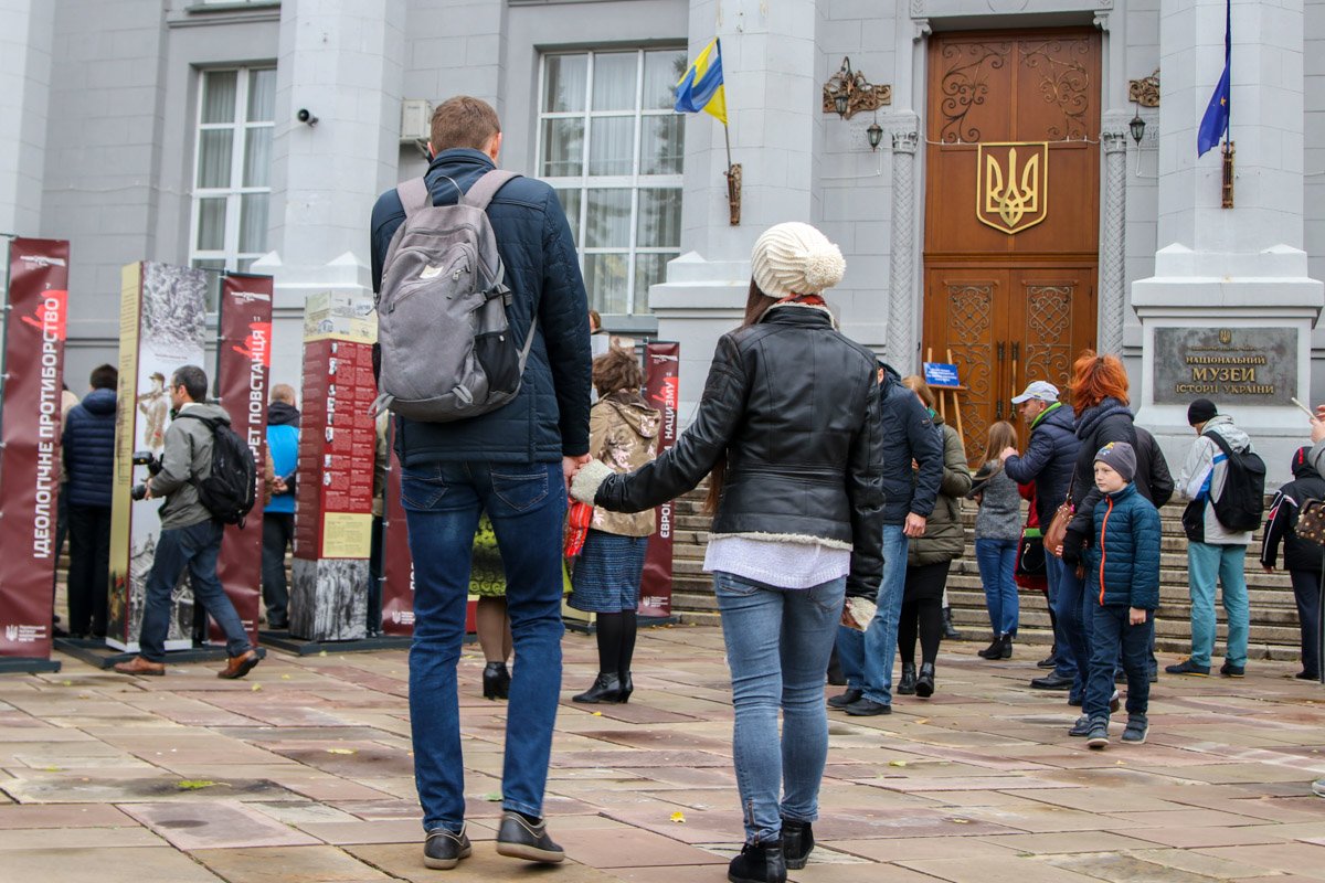 Выставка заинтересовала даже прохожих