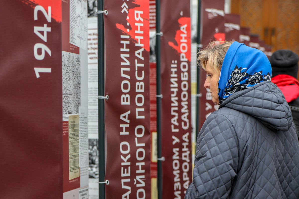 Люди с интересом рассматривают стенды