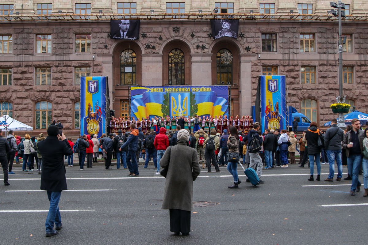 Флаги с портретами украинских националистов на здании КГГА