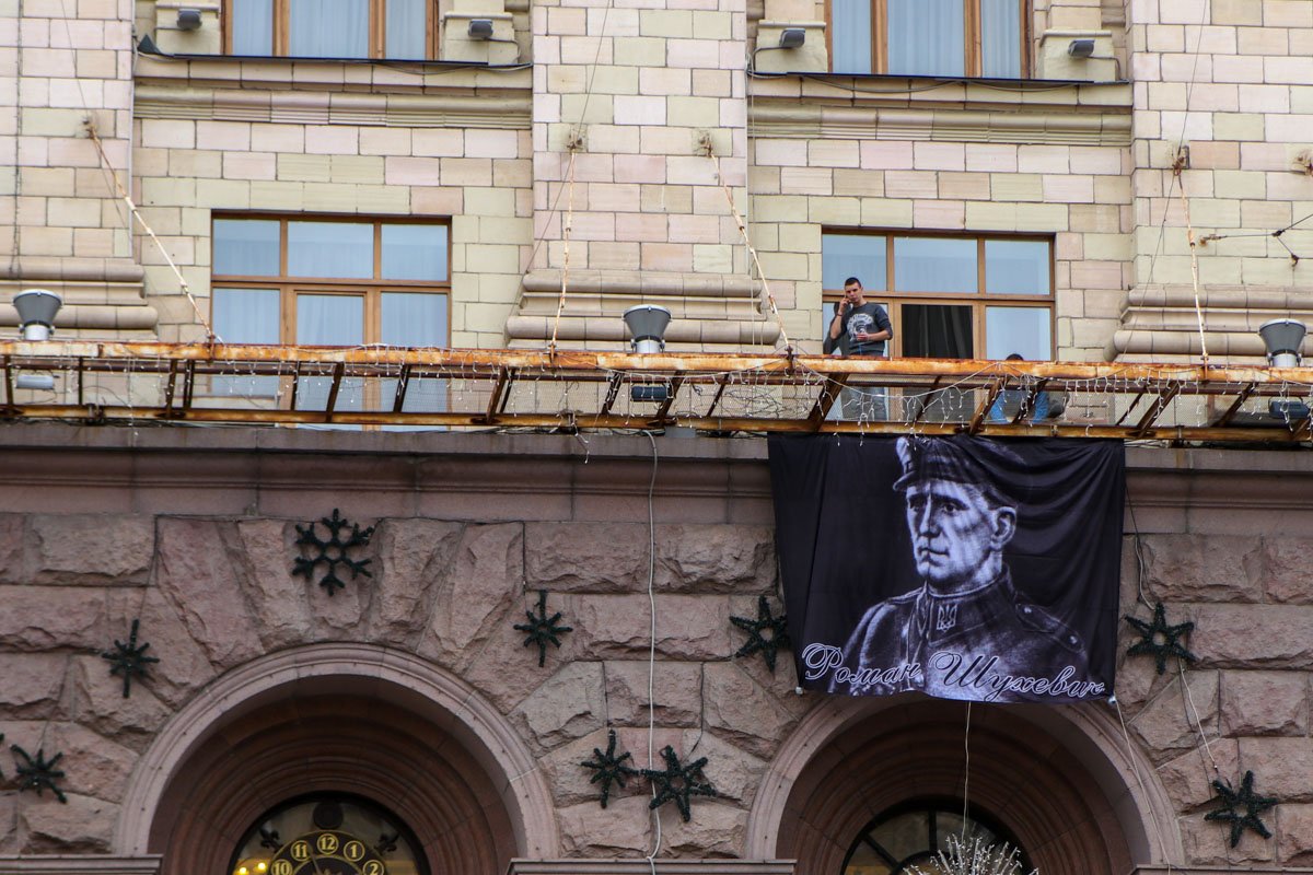 Портрет Романа Шухевича на здании мэрии