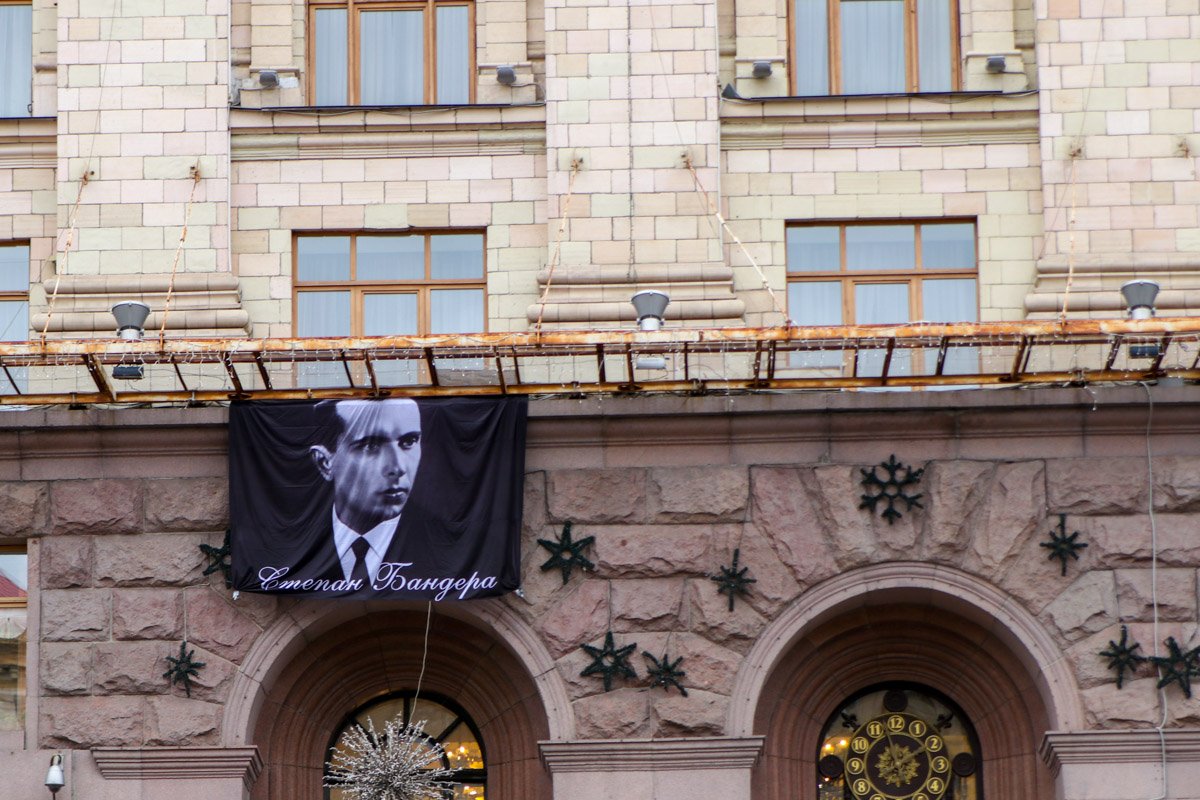 Портрет Степана Бандеры на здании мэрии в честь 75 годовщины УПА