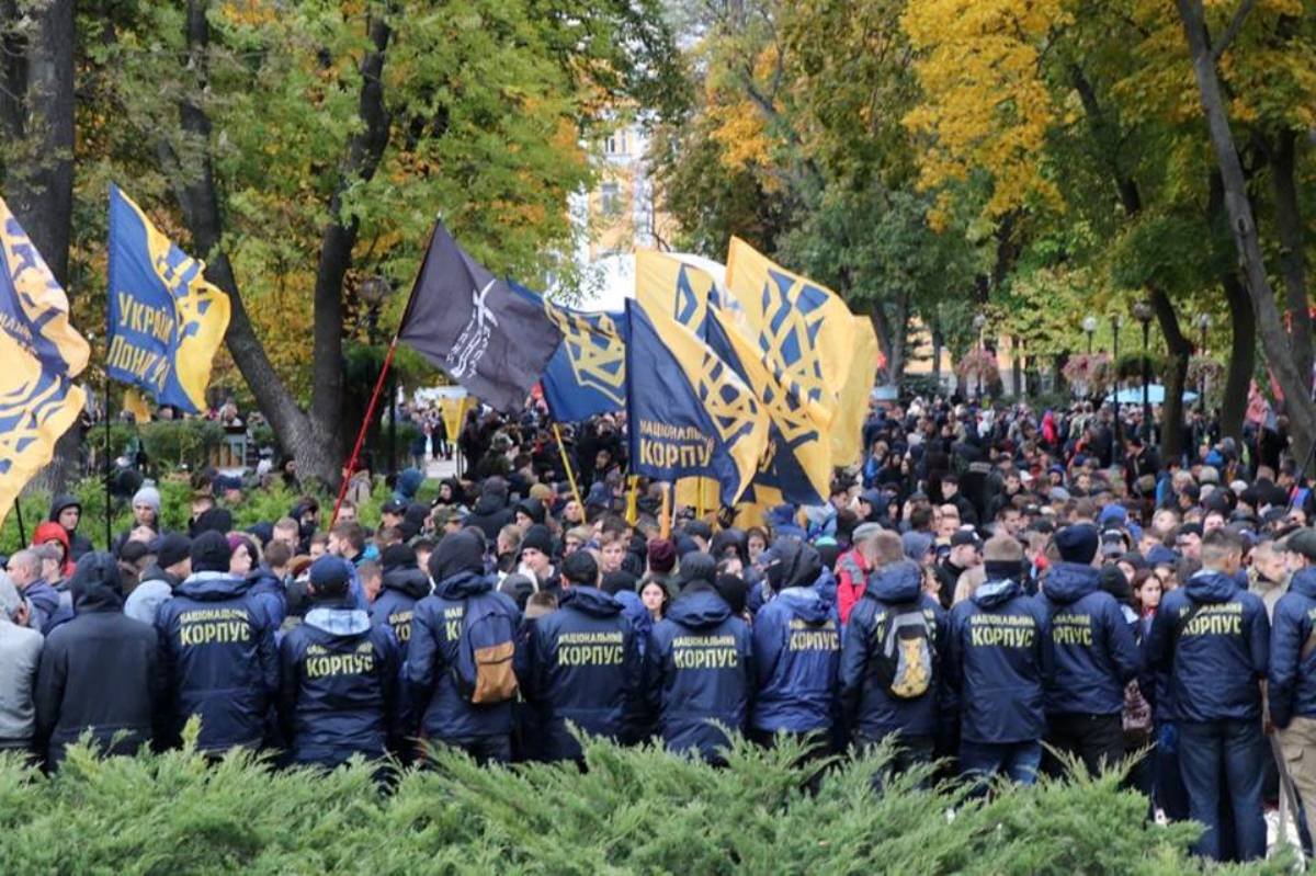 На многих - нашивки "Национальный корпус" width="1200" height="799"><figcaption> На многих - нашивки "Национальный корпус"
</figcaption></figure></p><p><figure class="image"><img class="wp-image-58017 size-full" src="https://cdn.informator.ua/@dp/media/kiev/2023/10/12/65279ec7f35a9.jpg" alt="Возле места старта более тысячи человек" width="1200" height="800"><figcaption> Возле места старта более тысячи человек
</figcaption></figure></p><p><figure class="image"><img class="wp-image-58023 size-full" src="https://cdn.informator.ua/@dp/media/kiev/2023/10/12/65279ec851972.jpg" alt="Шухевич, Бандера и Коновалец - главные герои собравшихся" width="1200" height="799"><figcaption> Шухевич, Бандера и Коновалец - главные герои собравшихся
</figcaption></figure></p><p><figure class="image"><img class="wp-image-57992 size-full" src="https://cdn.informator.ua/@dp/media/kiev/2023/10/12/65279ec893844.jpg" alt="Один из путей к месту сбора лежит через разрушенный памятник Ленину" width="1200" height="799"><figcaption> Один из путей к месту сбора лежит через разрушенный памятник Ленину
</figcaption></figure></p><p><figure class="image"><img class="wp-image-57993 size-full" src="https://cdn.informator.ua/@dp/media/kiev/2023/10/12/65279ec8d5d4d.jpg" alt="У большинства в руках флаги" width="1200" height="799"><figcaption> У большинства в руках флаги
</figcaption></figure></p><p><figure class="image"><img class="wp-image-57994 size-full" src="https://cdn.informator.ua/@dp/media/kiev/2023/10/12/65279ec922900.jpg" alt="Среди собирающихся на шествие много девушек" width="1200" height="799"><figcaption> Среди собирающихся на шествие много девушек
</figcaption></figure></p><p></p><p style="text-align: left;">Напомним, сегодня, 14 октября, <a href="https://kiev.informator.ua/2017/10/08/v-kiev-projdet-marsh-natsionalistov/">в Киеве пройдет Марш националистов</a>. В связи с этим будет <a href="https://kiev.informator.ua/2017/10/14/kak-perekroyut-kiev-iz-za-marsha-natsionalistov/">перекрыт центр города</a>. Кроме того, <a href="https://dp.informator.ua/2017/10/14/v-dnepre-sostoyalsya-marsh-zashhitnikov-ukrainy/">в Днепре прошел военный марш</a>. Участие в параде приняли более тысячи военнослужащих.</p>
<p></p><p style="text-align: right;"><strong>Ксения Черняева, Игорь Кулик</strong></p>
<p></p><p style="text-align: right;"><strong>Фото: Виталий Куздровский</strong></p></body></html>