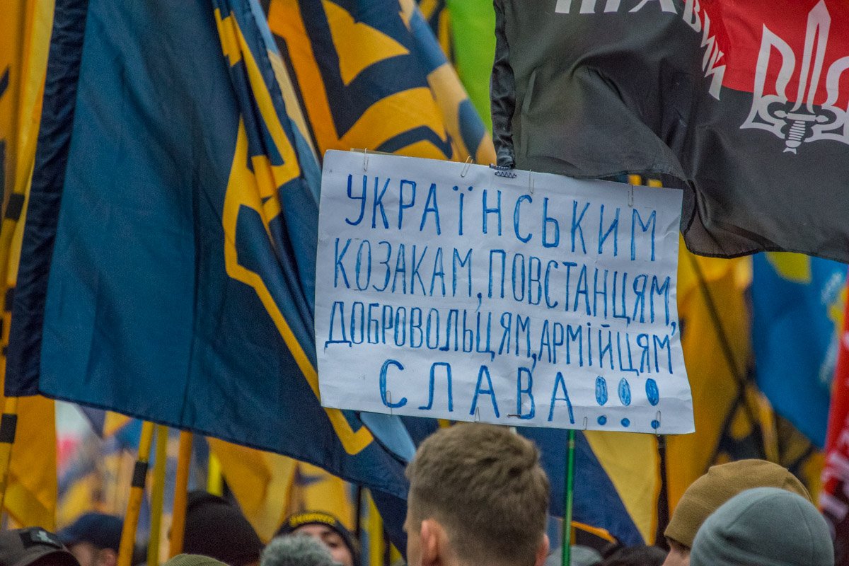 Помимо флагов, здесь можно было увидеть много самодельных плакатов