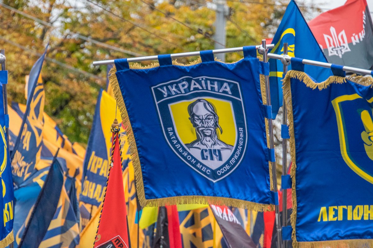 Одни из участников шествия - батальоны из всех регионов Украины