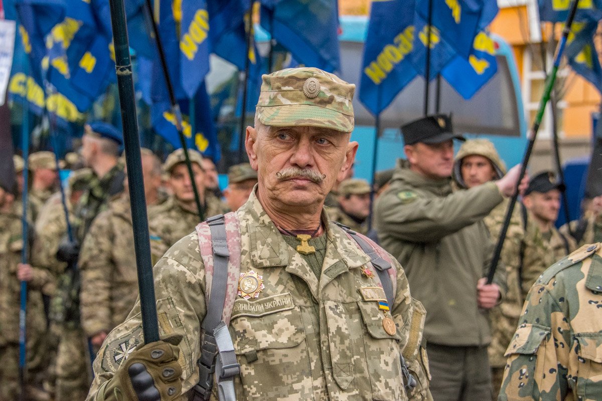 В первых рядах колонны шли военные со стажем