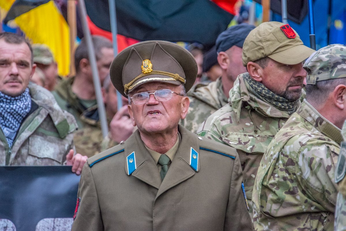 В марше приняли участие много военных