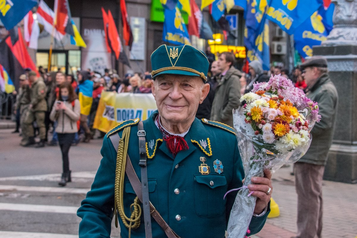 Членам УПА, присутствующим на марше, дарили цветы