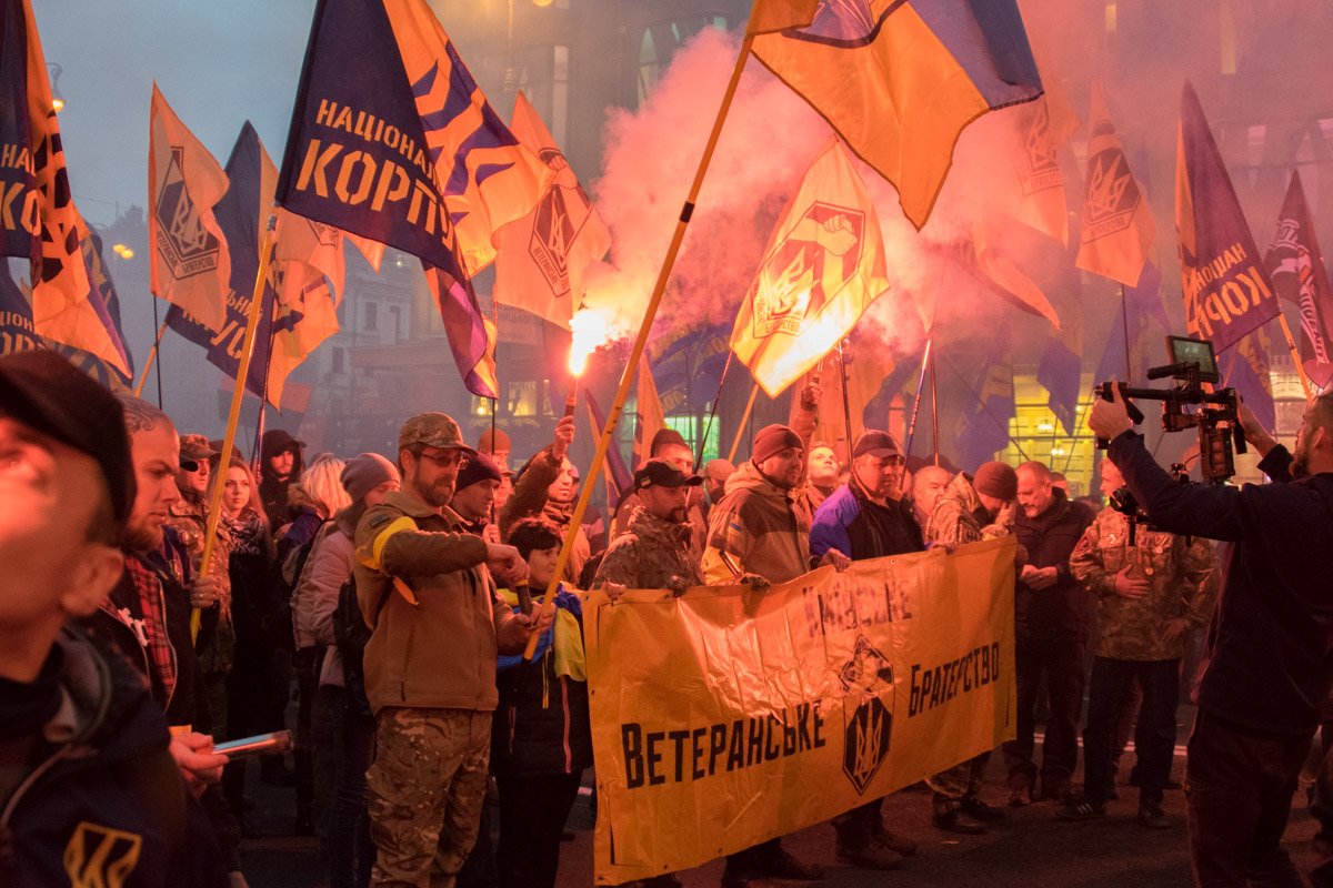 С наступлением темноты участники стали жечь фаеры