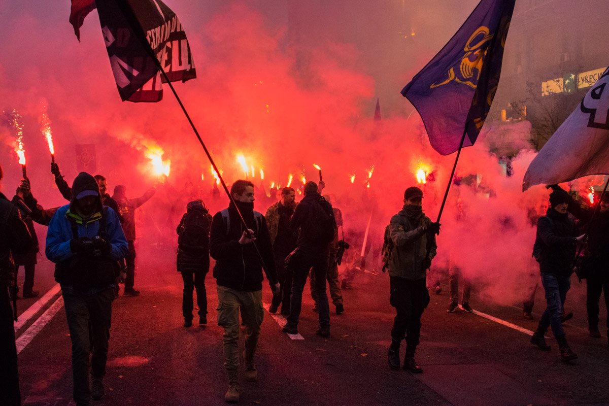 Митингующие вместе с фаерами и дымовыми шашками прошлись по Крещатику