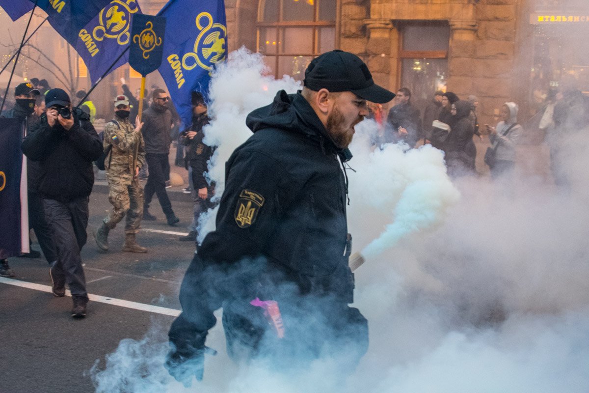 Прохожие, которые стали свидетелями марша, снимали все на телефоны