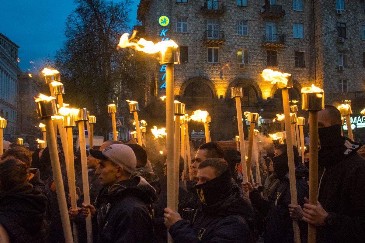 Участники марша с факелами