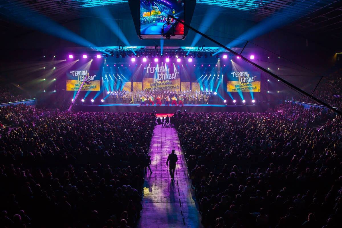 В зале собралось около 8 тысяч человек