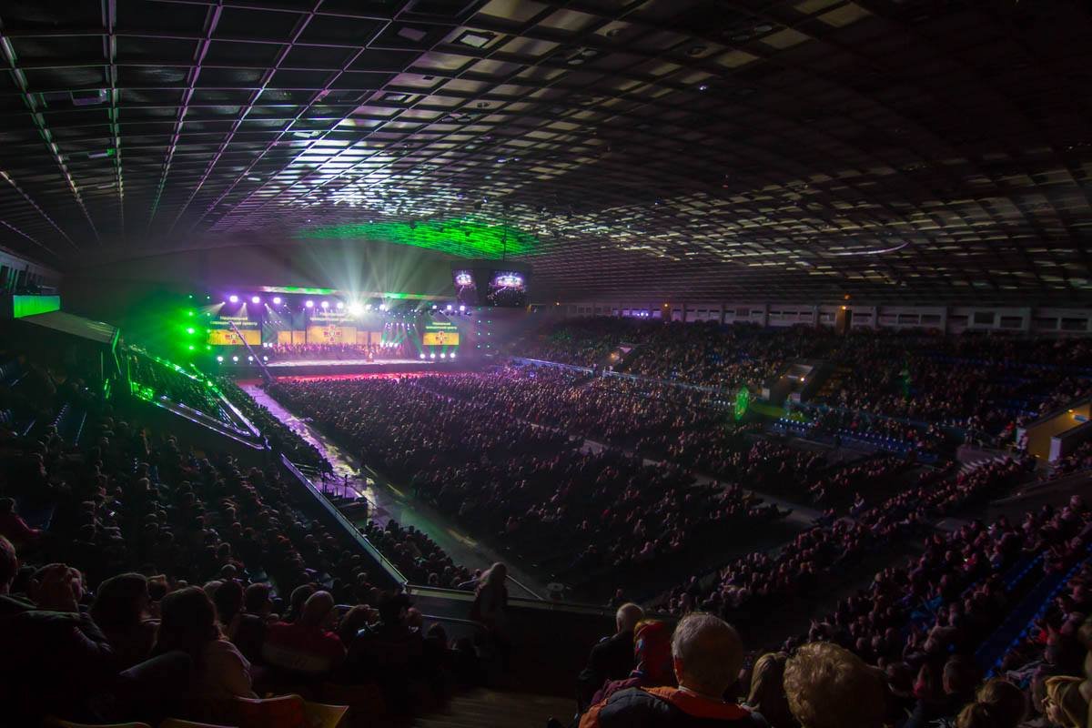 В концертном зале Дворца спорта яблоку негде было упасть